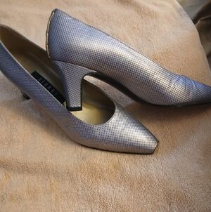 Stuart Weitzman 2"leather heels Snakelike/pebbled Effect Goldtone Toe  Heel 7B